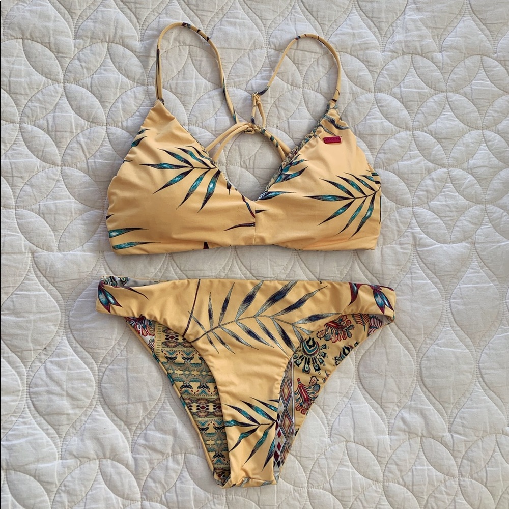 Roxy Reversible Bikini Top & cheeky bottoms
